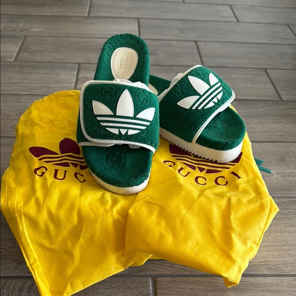 Gucci Green and White Sandals for Casual Comfort - Picture 1 of 6
